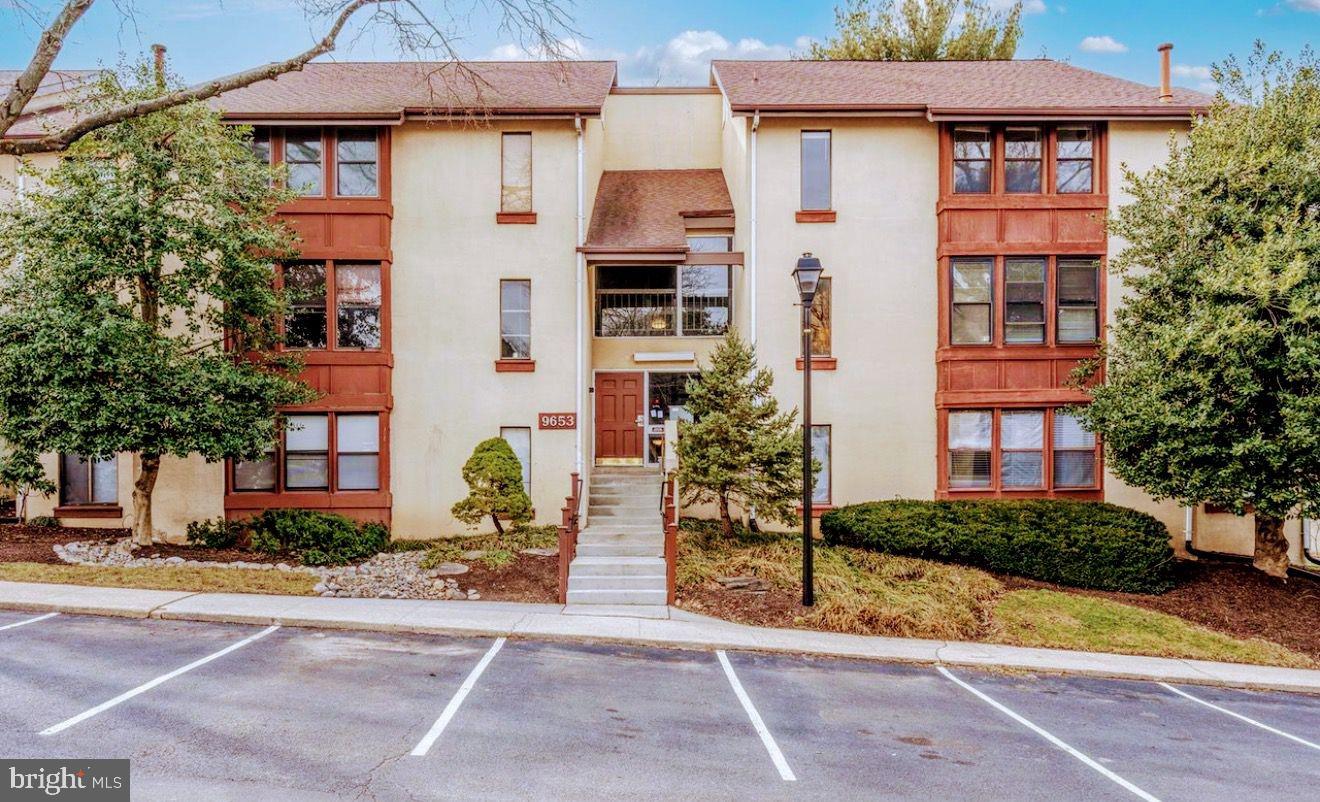Condo Warranty All Inclusive @ Settlement. A Lovely Penthouse Floor 1-Bedroom Condo with an additional Den/Office/or Day Bed area within the Shadow Oaks community. This condo unit offers a bright and airy kitchen and dining area off the kitchen. Also, kitchen includes a microwave, new area waterproof floors, new kitchen and bathroom countertops, fresh coat of paint, and toilet replaced. Additionally, there is a private balcony for special occasions accessible from primary bedroom. More so, the primary bedroom features a walk-in closet. Moreover, there's extra storage on the same penthouse level. This top floor condo is in very good condition and move-in ready and located in a highly convenient area close to restaurants, mall shopping, and a short drive to lake front park and concert activities.