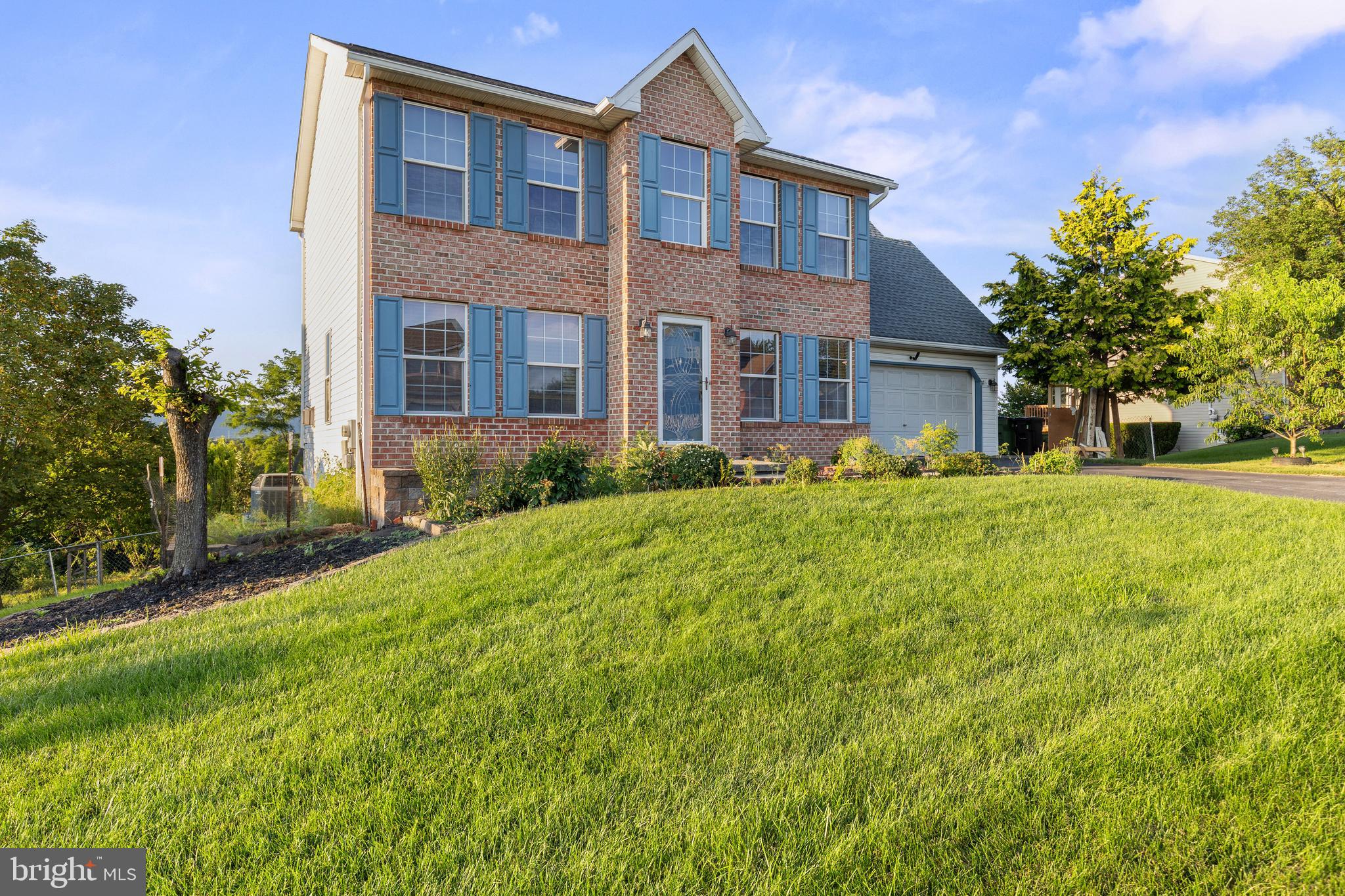 Dont miss out this traditional two story house , 4 beds and 2.5 baths, built in 1998, located at Harrisburg area just two minute away from shopping centers, hospitals and entertainment.The main floor boasts a defined formal dinning area, a beautiful granite countertop kitchen with stainless steel appliences, especious closets, and an inviting sitting room perfect for relaxing or entertaining. Upstairs, you 'll find four large sized bedrooms, spacious closets, also two full bath. This house is ready to move in by its next loving owners. The house has walk out half finished basement.