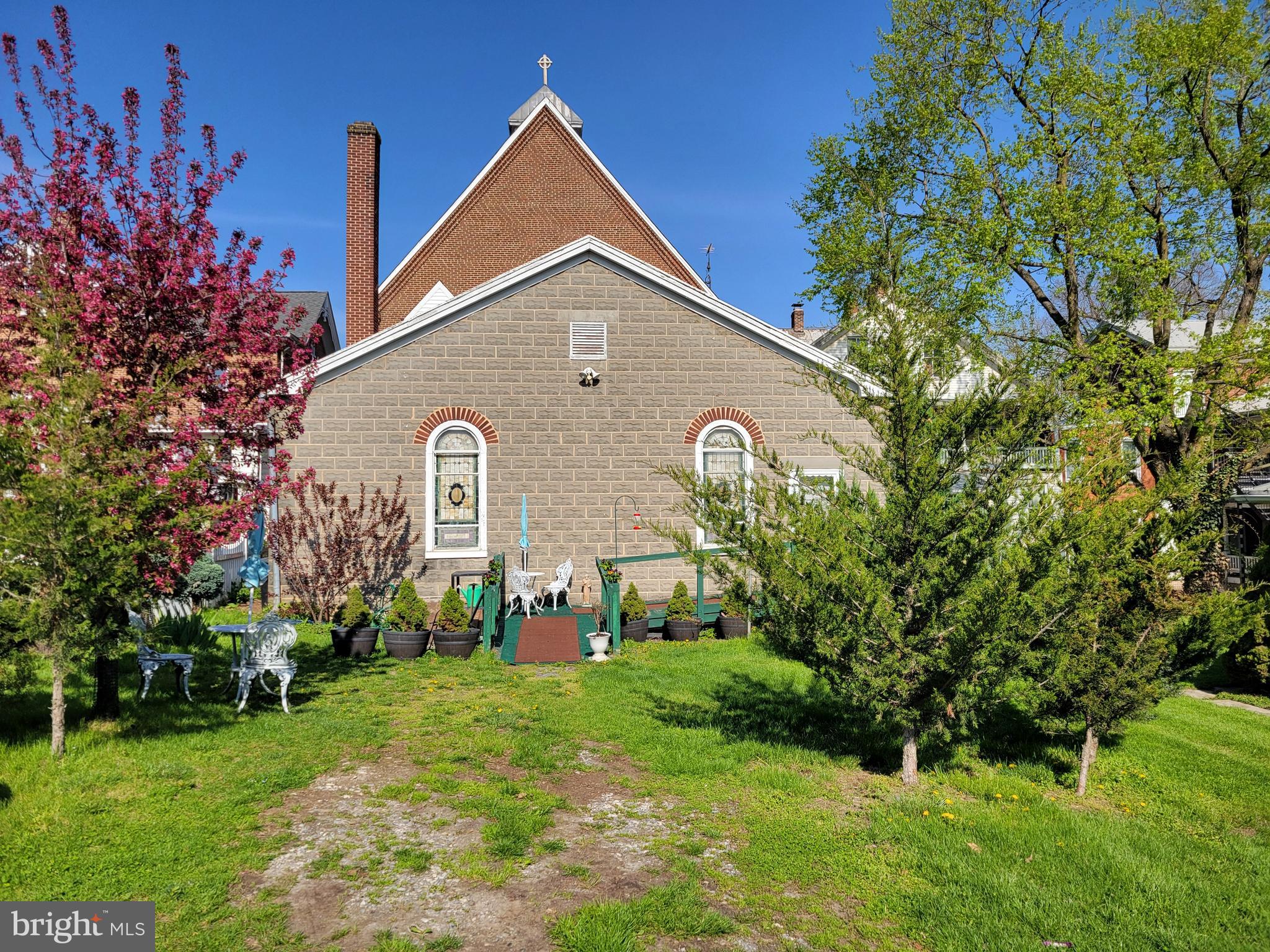 Main image without alt text