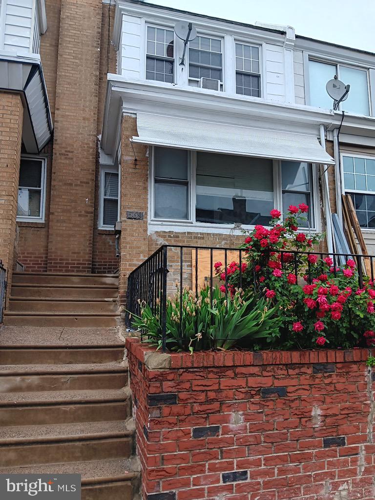 Very clean straight through row with 3 bedrooms 1 bath and a one car garage. Excellent condition
