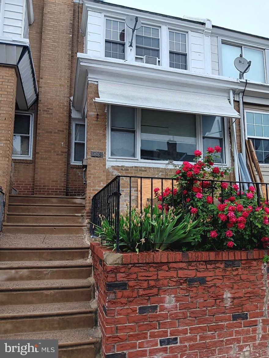 Very clean straight through row with 3 bedrooms 1 bath and a one car garage. Excellent condition