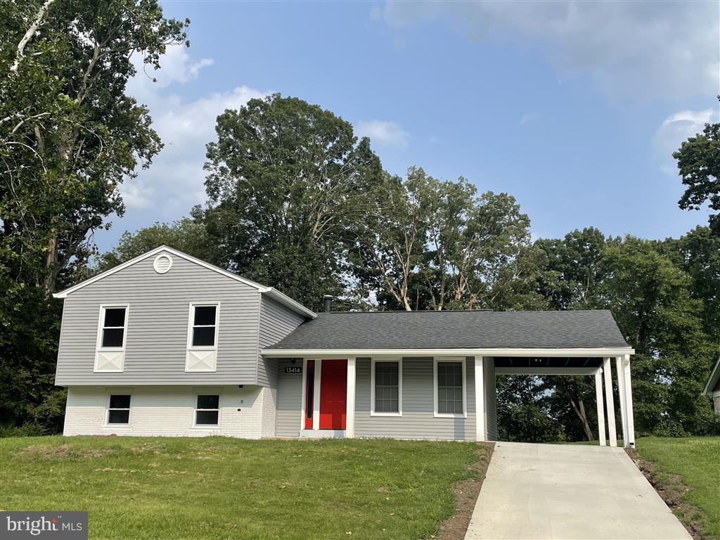 Recently updated single family home on a quiet street in Fort Washington Estates; 4 bedrooms and 2.5 bathrooms; hardwood/tile flooring throughout; updated kitchen and appliances, tons of natural sunlight; close to marina. Minimum credit score 650, no evictions or judgements/filings. No smoking. No pets. No sublets.