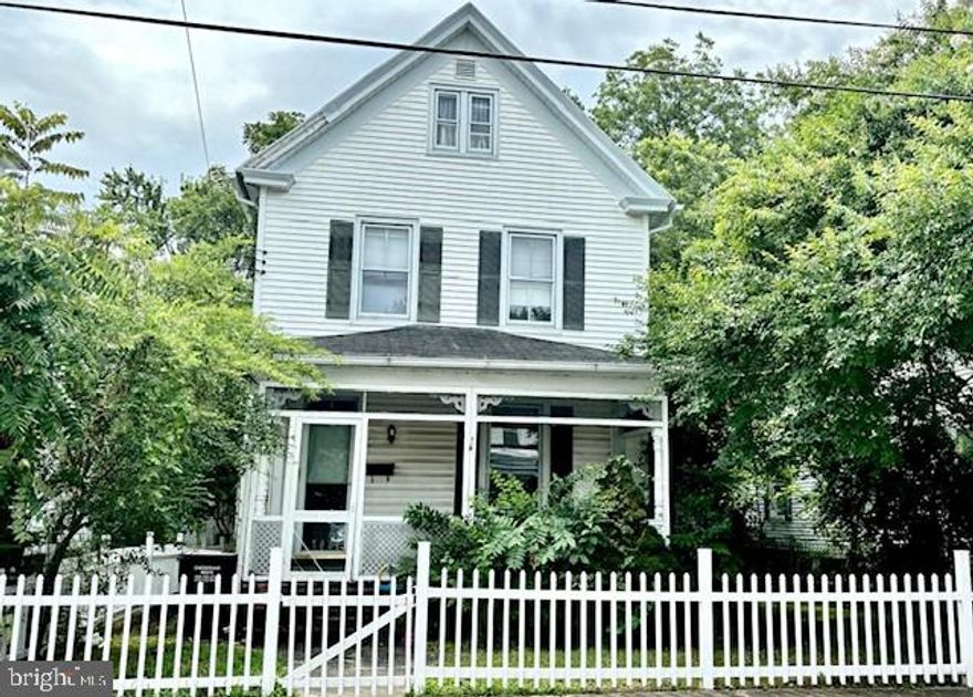 Possibilities galore!  Located in the Cambridge Historical District.  Home being sold "as is" including all contents (trash and treasures!).
 Backing to alleyway easement  opening onto School Street for access to back of lot.   Easy to show.
Any questions?  Call listing agent.