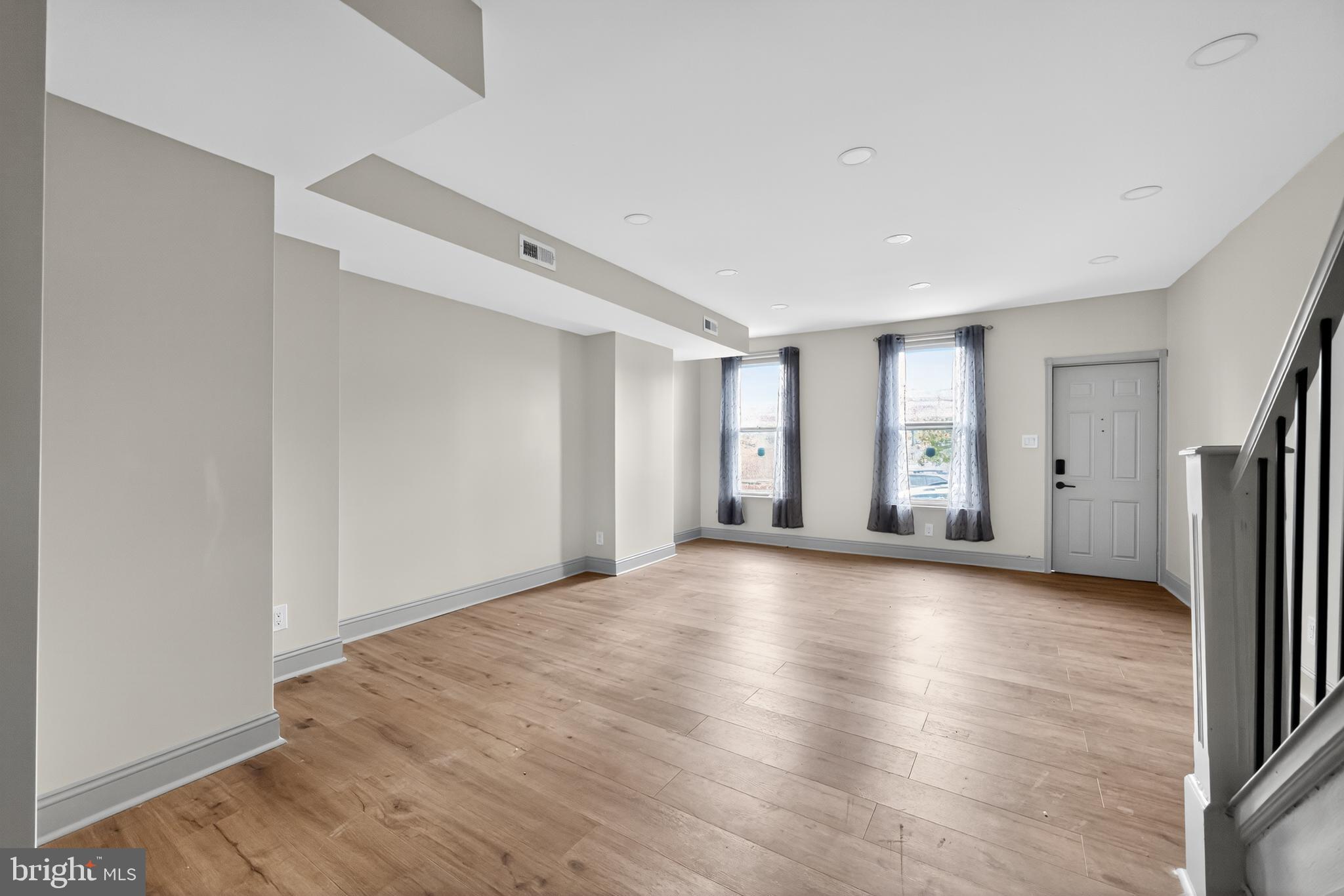 EAST KENSINGTON - Residential