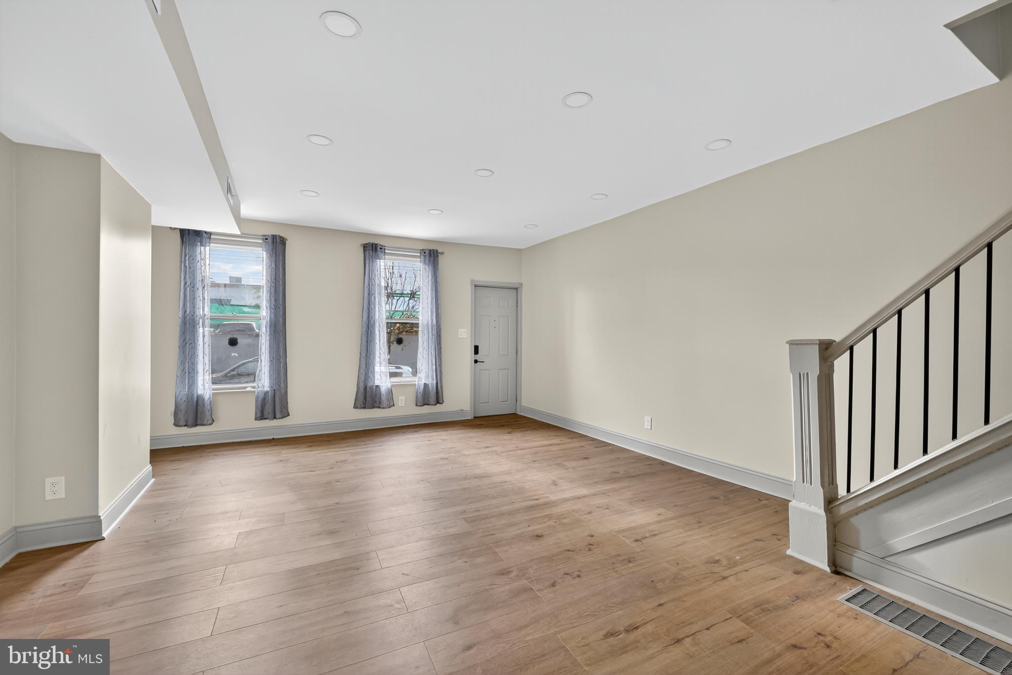 EAST KENSINGTON - Residential