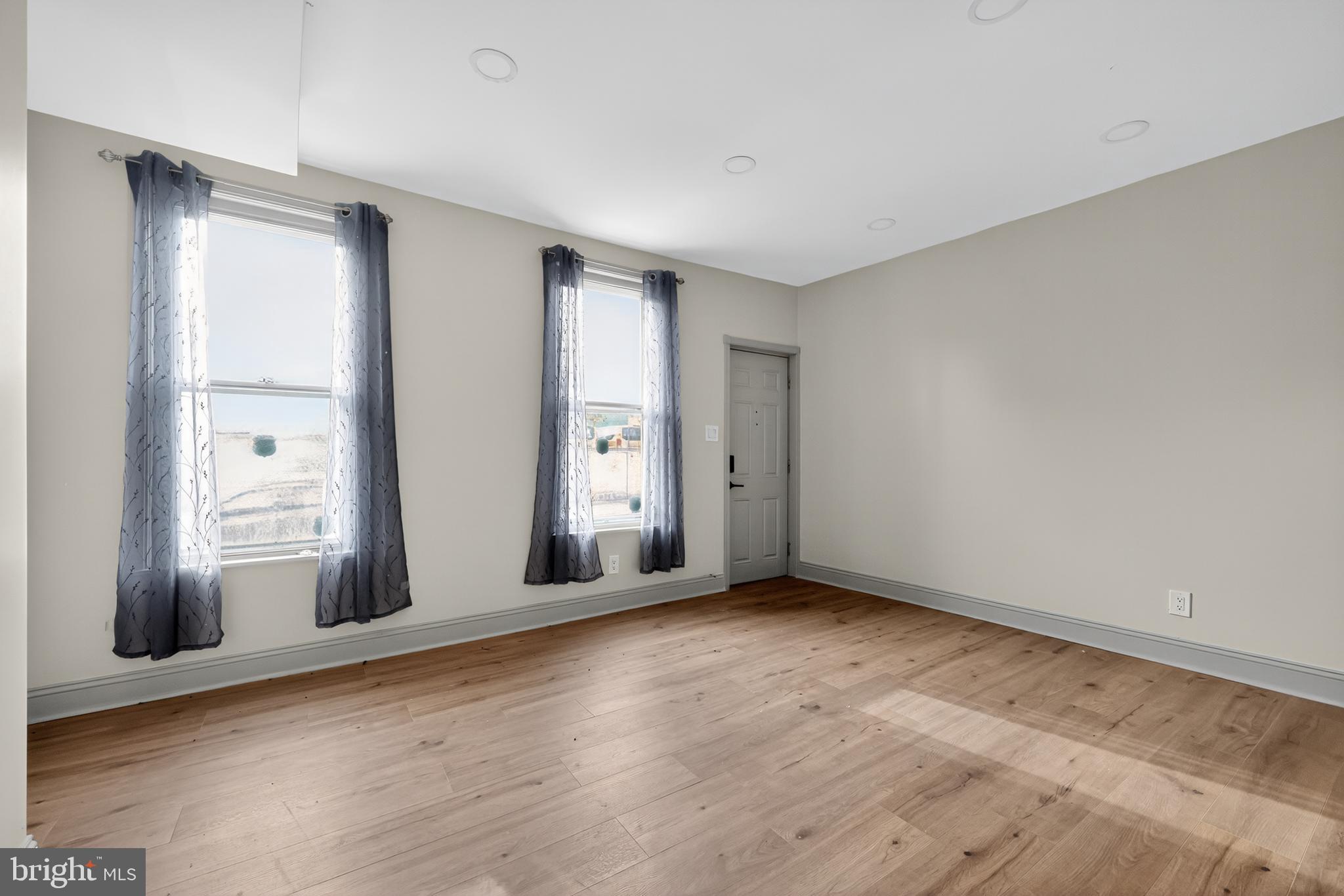 EAST KENSINGTON - Residential