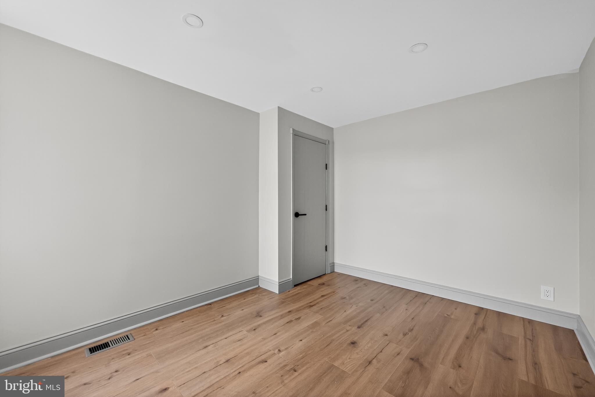 EAST KENSINGTON - Residential