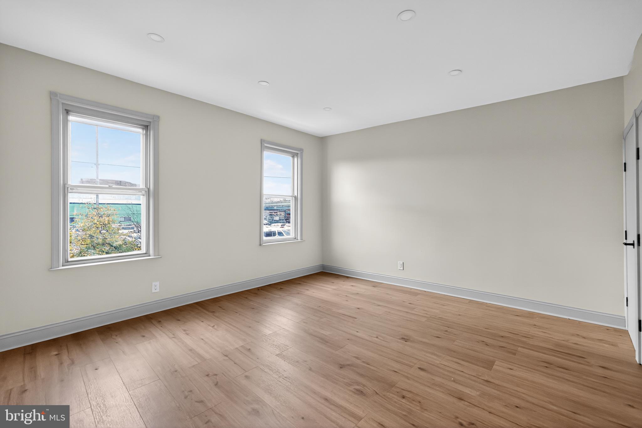 EAST KENSINGTON - Residential