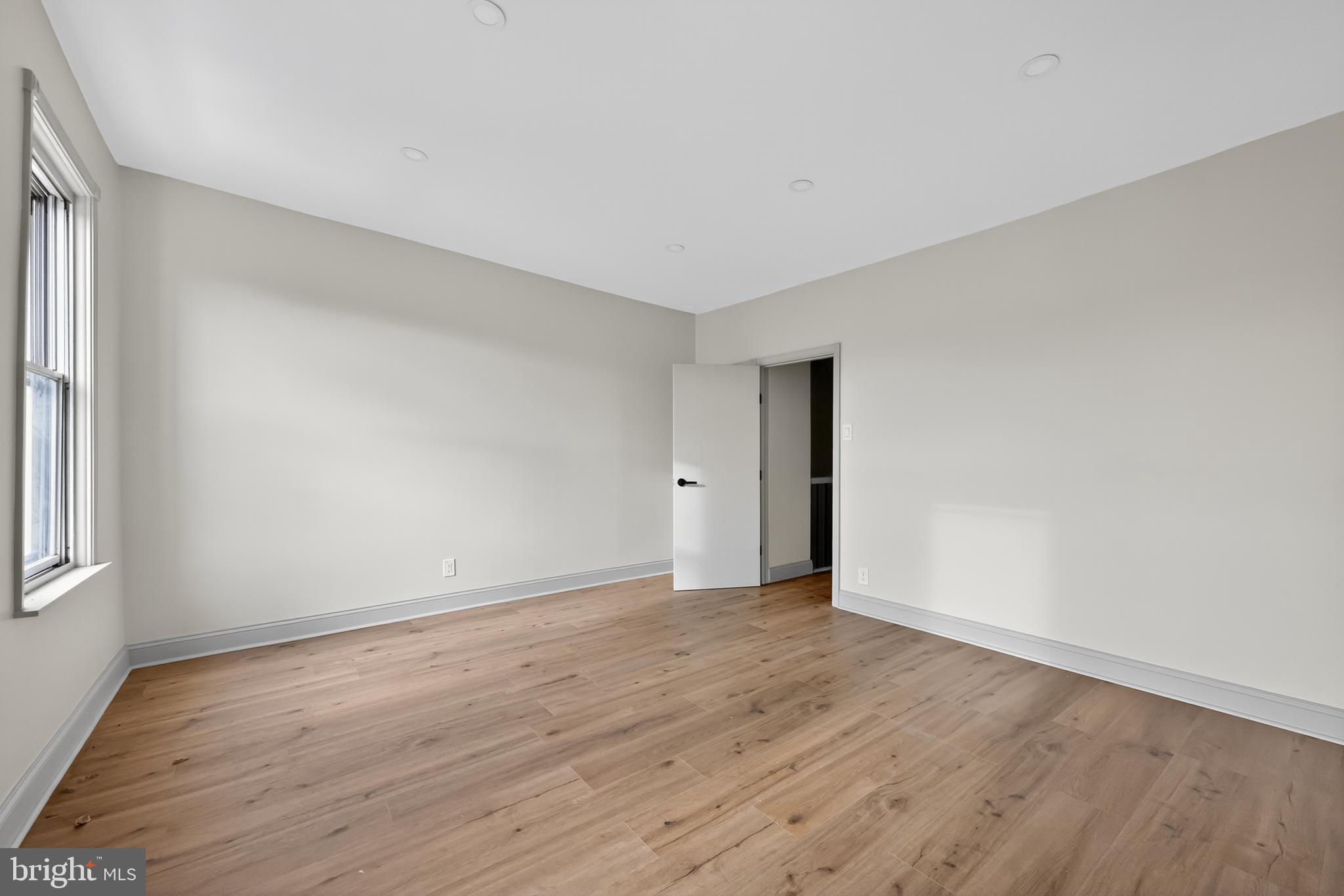 EAST KENSINGTON - Residential