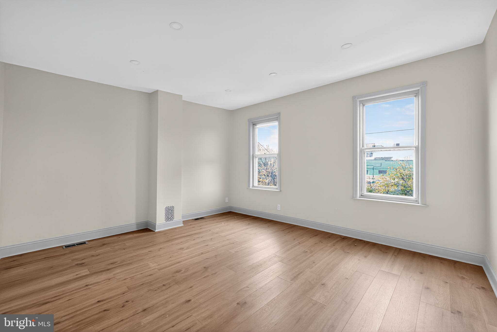 EAST KENSINGTON - Residential