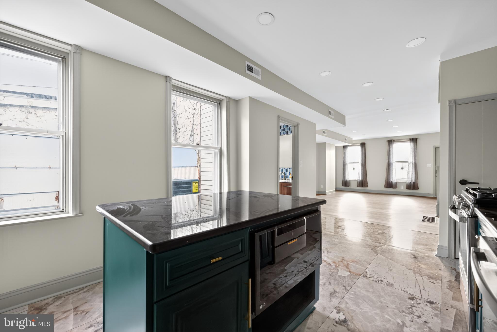 EAST KENSINGTON - Residential