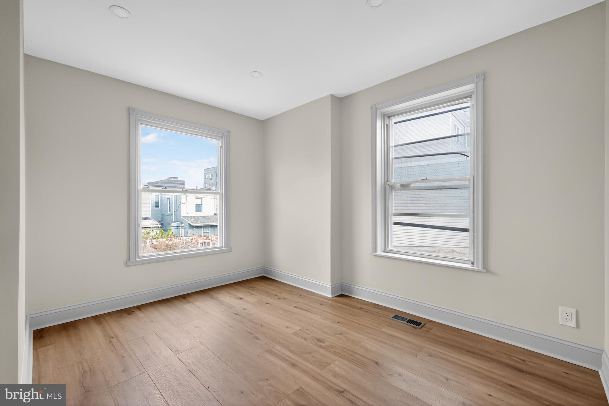 EAST KENSINGTON - Residential