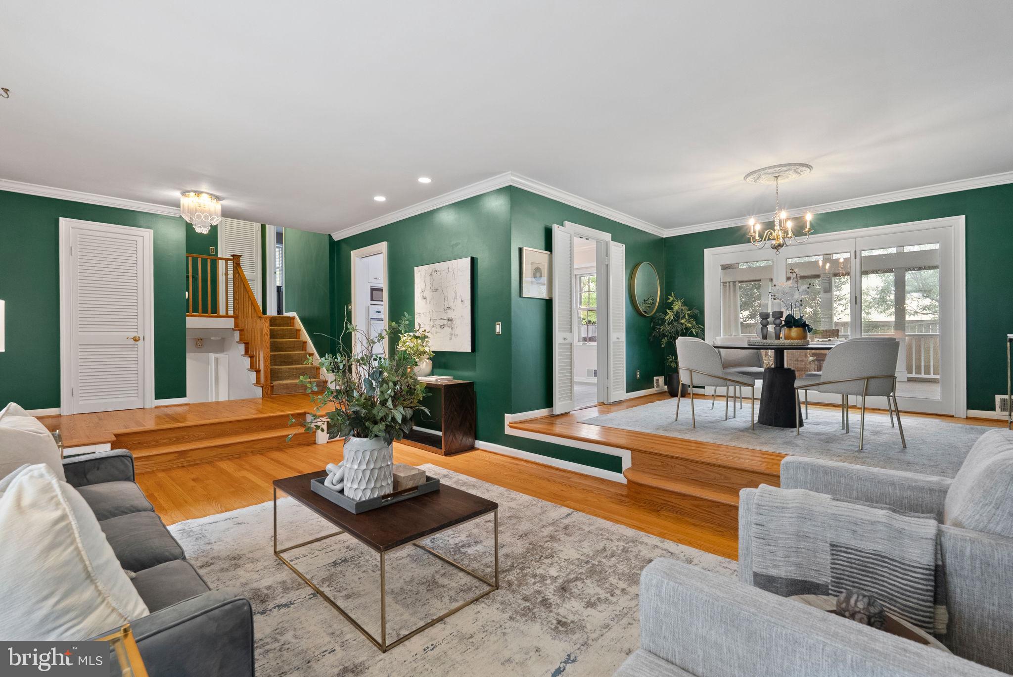 917 CRESTWOOD DRIVE