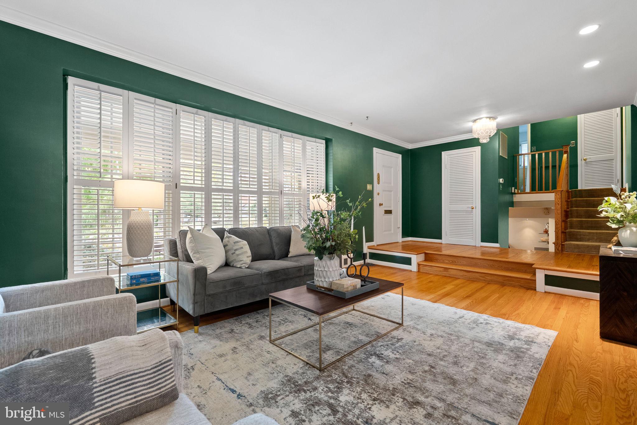 917 CRESTWOOD DRIVE