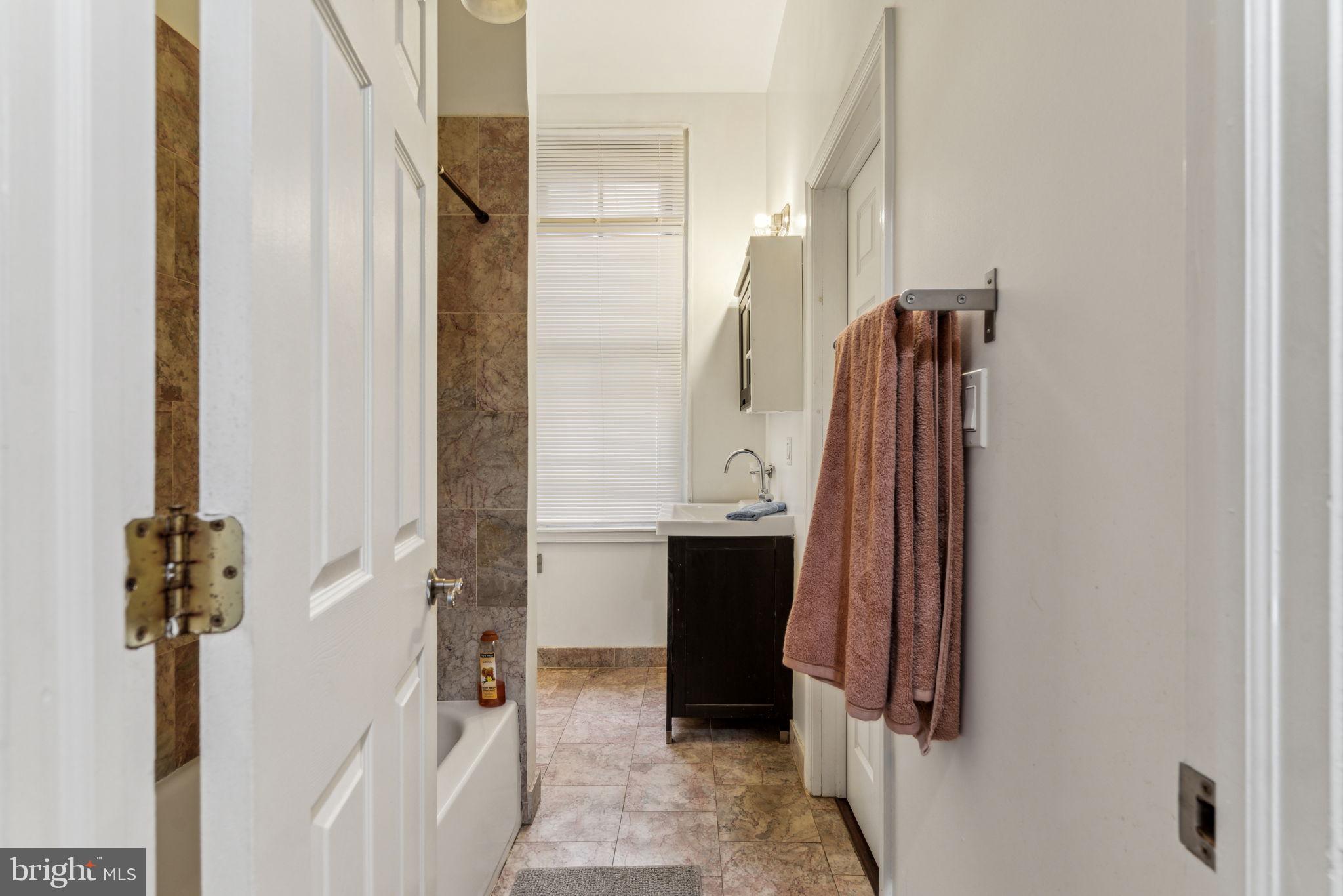 UNIVERSITY CITY - Residential Income