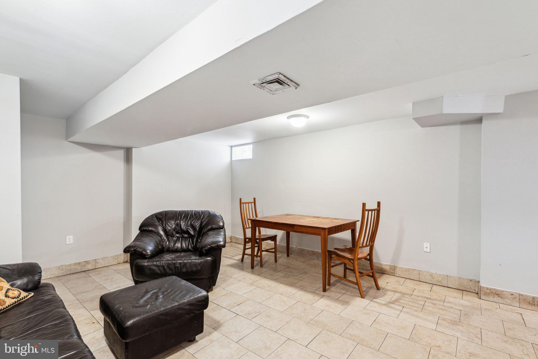 UNIVERSITY CITY - Residential Income