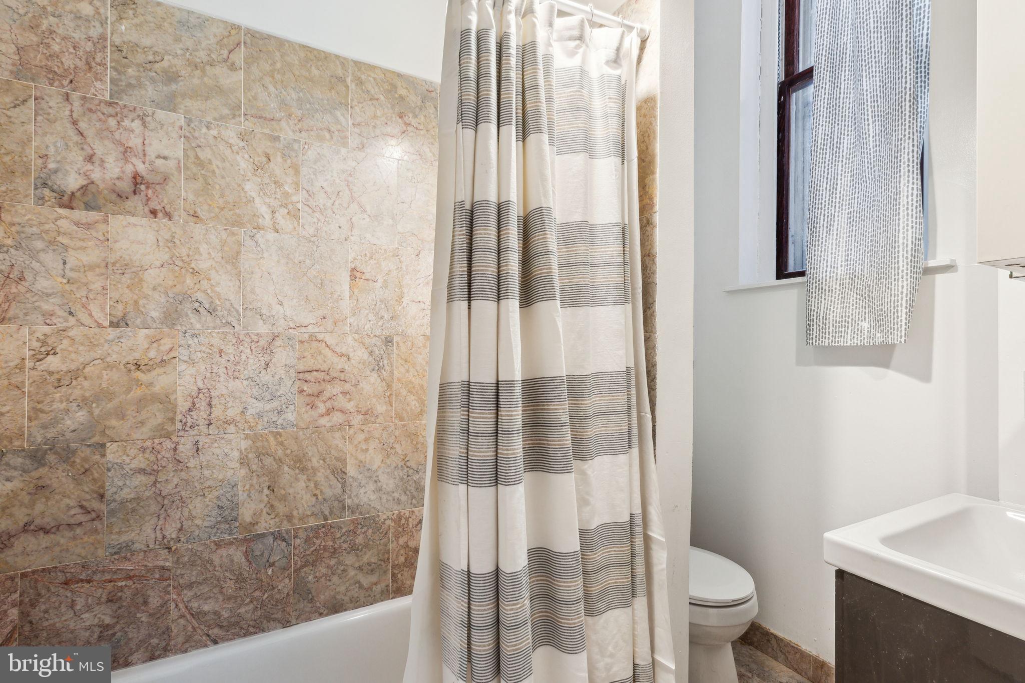 UNIVERSITY CITY - Residential Income