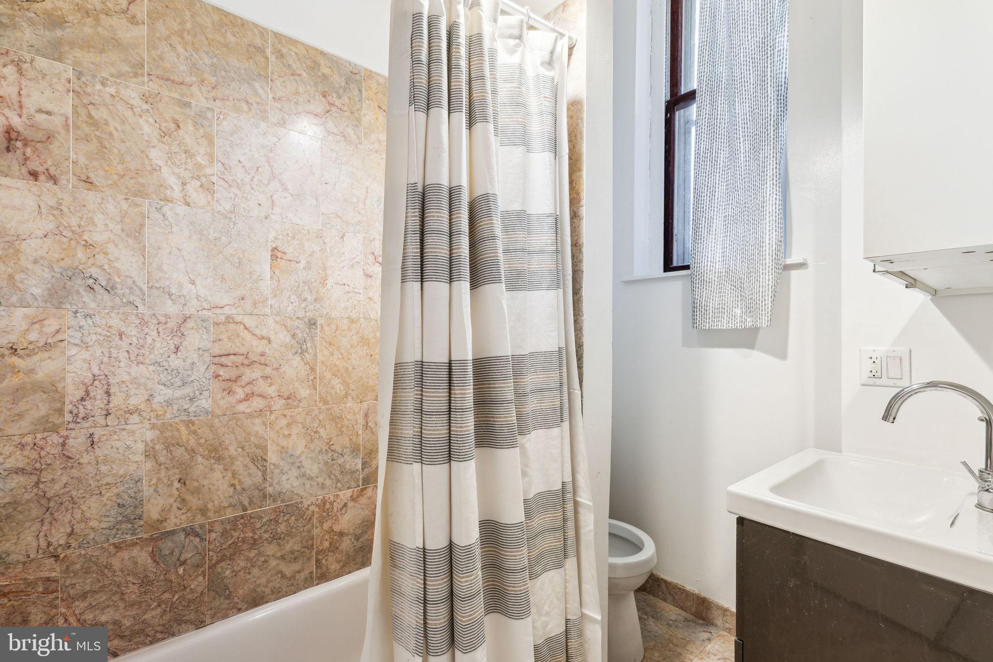 UNIVERSITY CITY - Residential Income