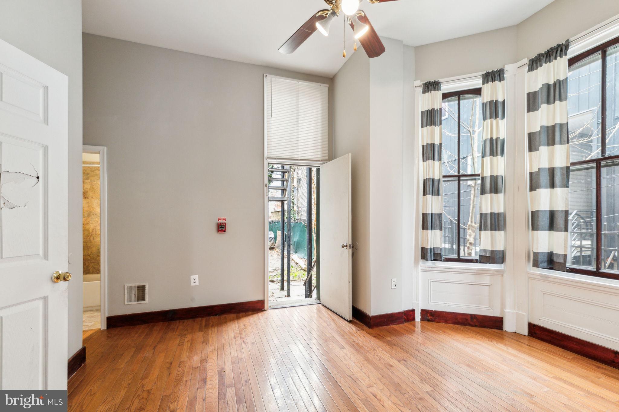 UNIVERSITY CITY - Residential Income