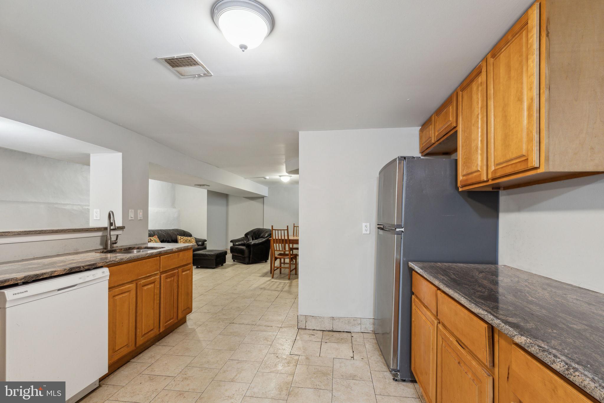 UNIVERSITY CITY - Residential Income