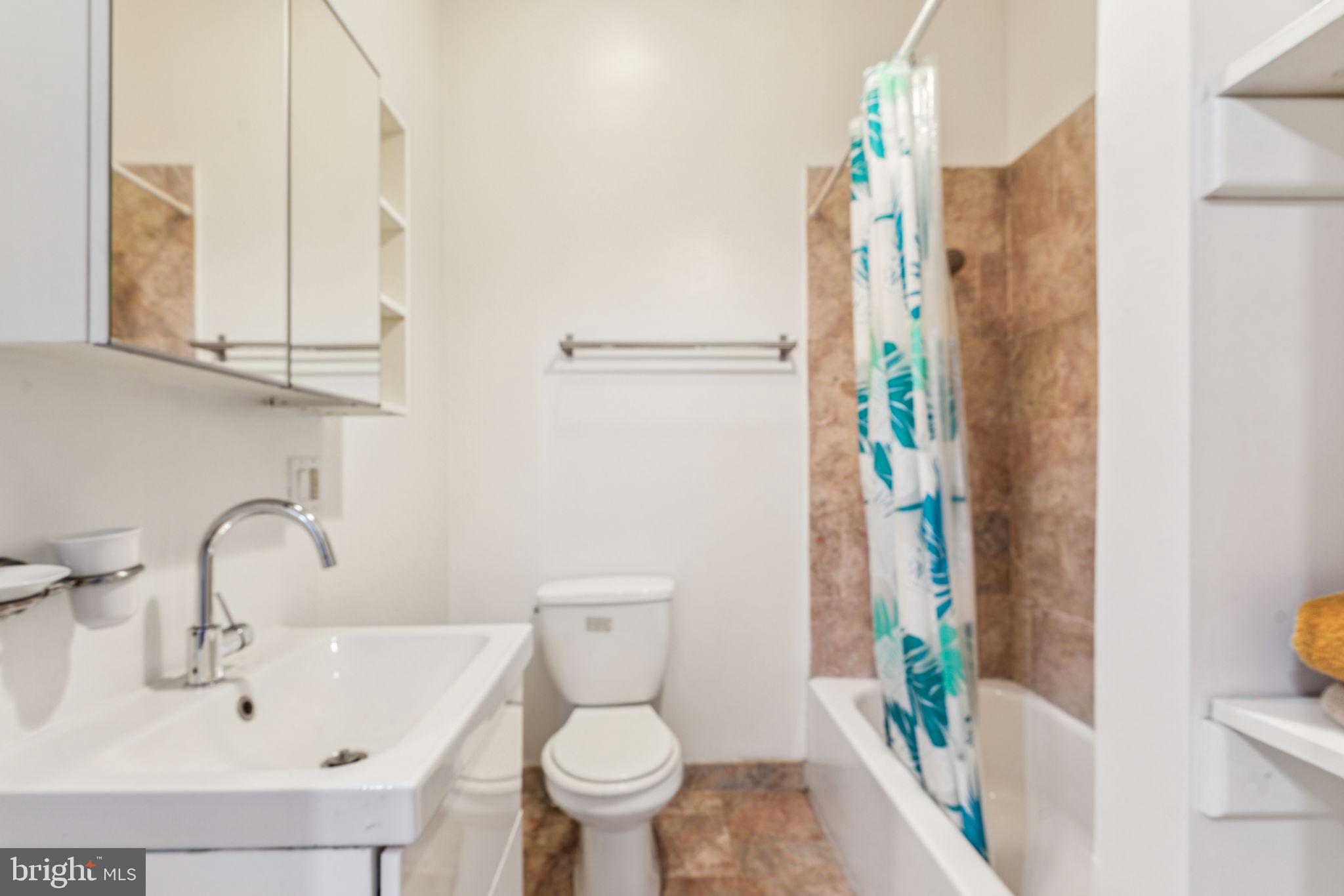 UNIVERSITY CITY - Residential Income