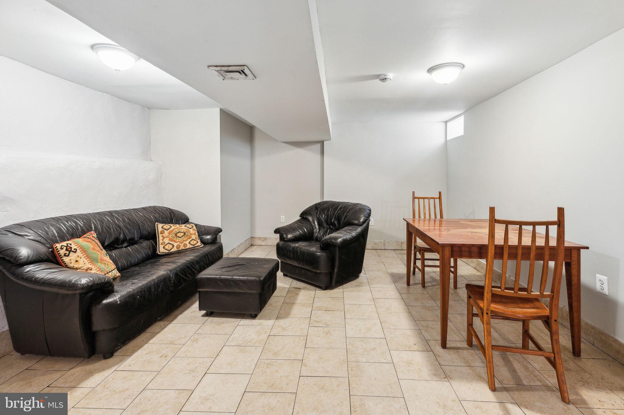 UNIVERSITY CITY - Residential Income