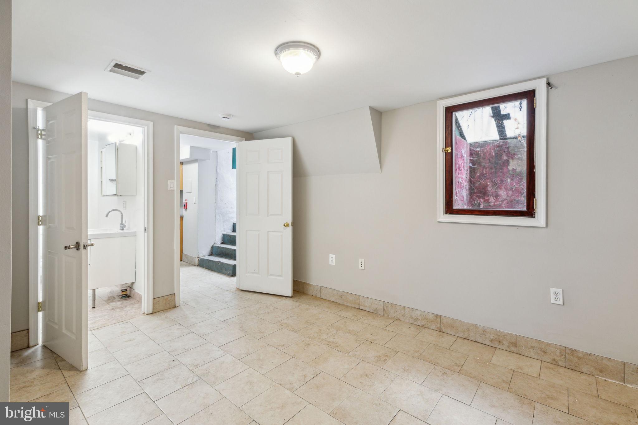 UNIVERSITY CITY - Residential Income