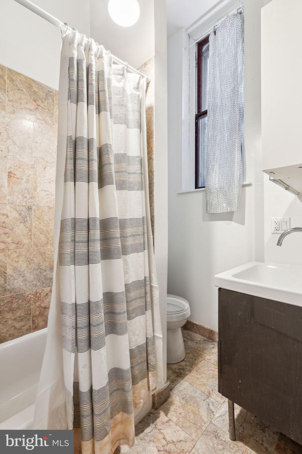 UNIVERSITY CITY - Residential Income