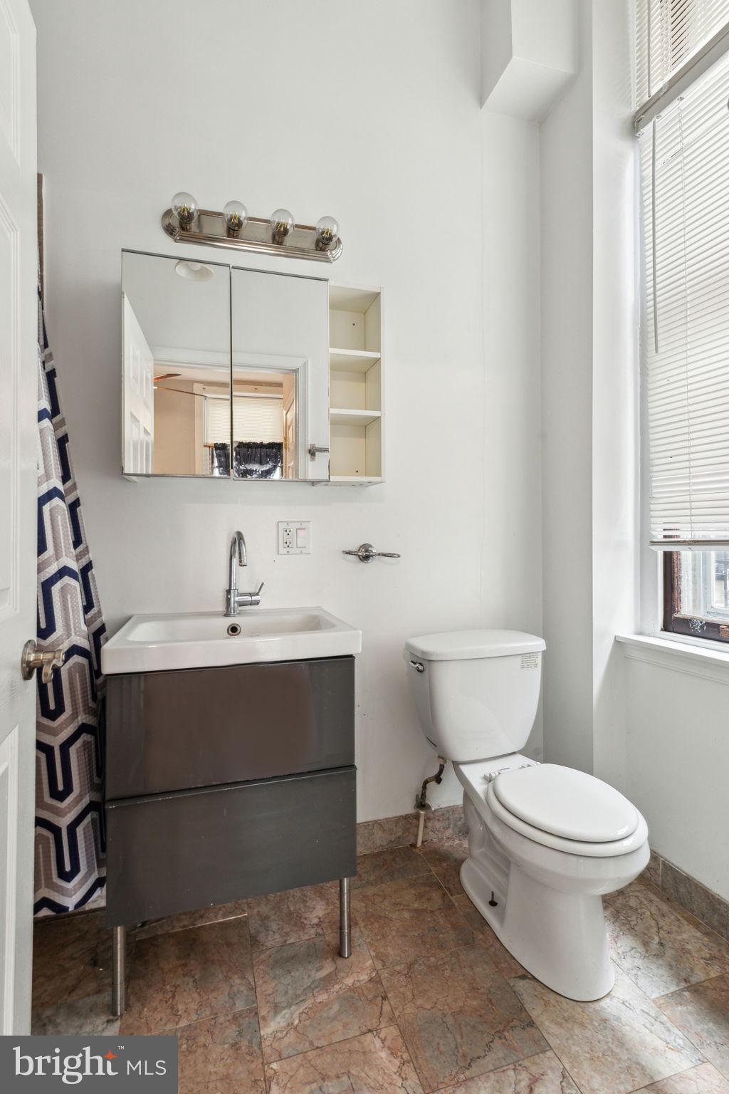 UNIVERSITY CITY - Residential Income