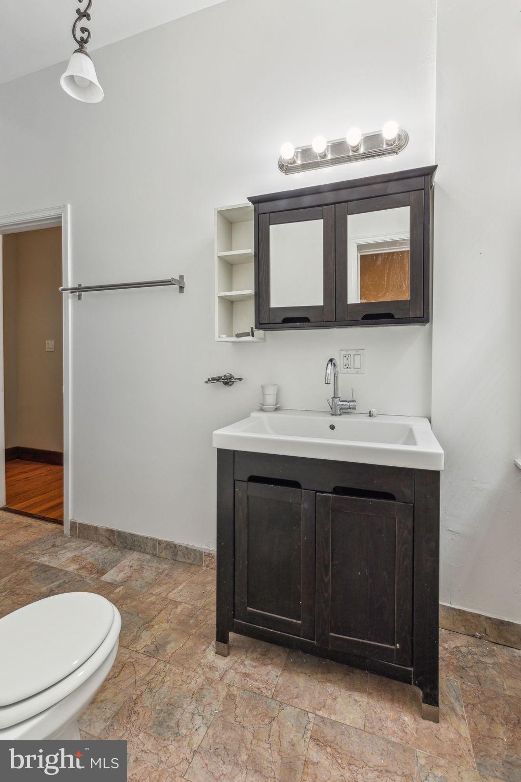 UNIVERSITY CITY - Residential Income