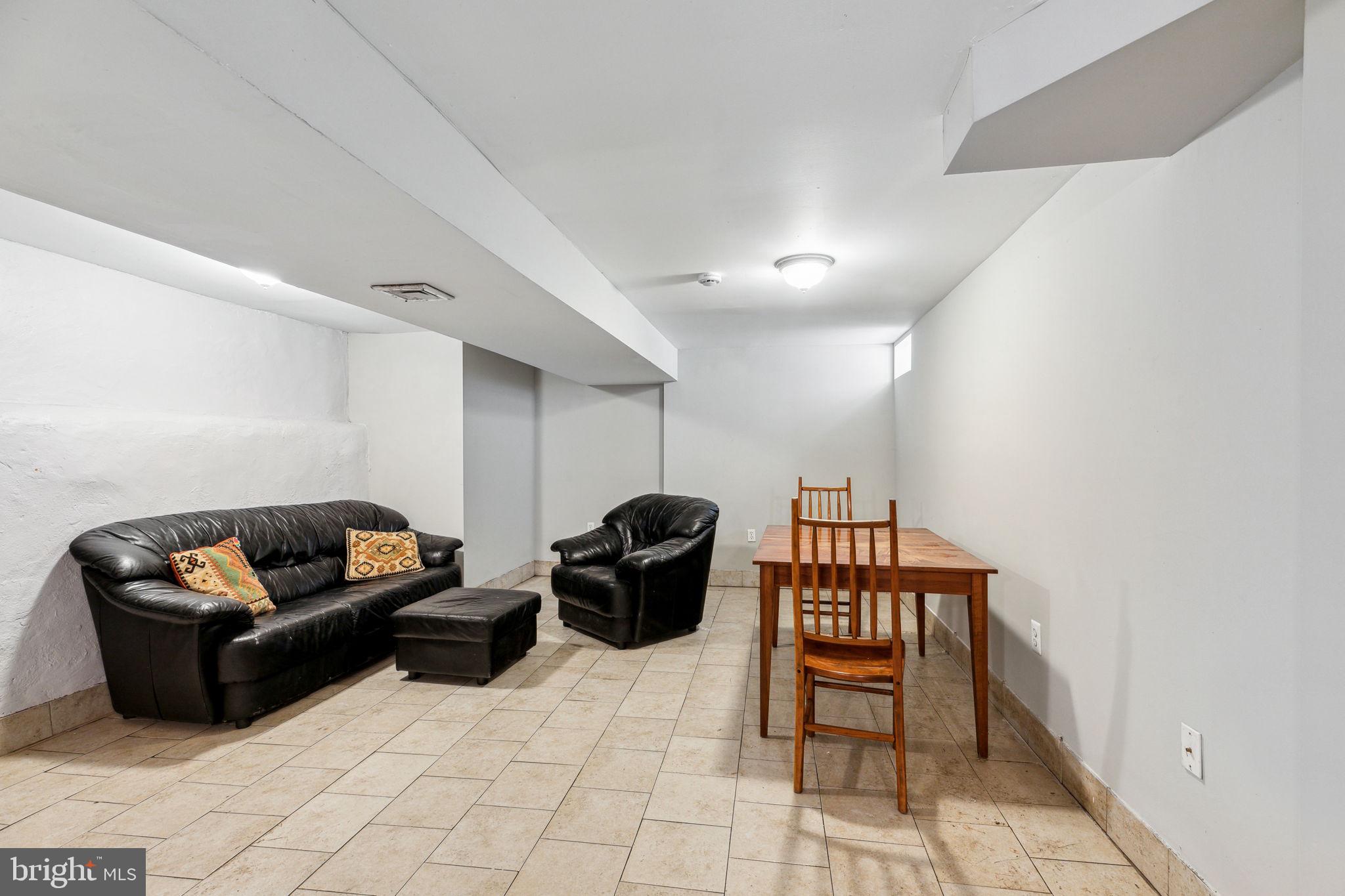 UNIVERSITY CITY - Residential Income