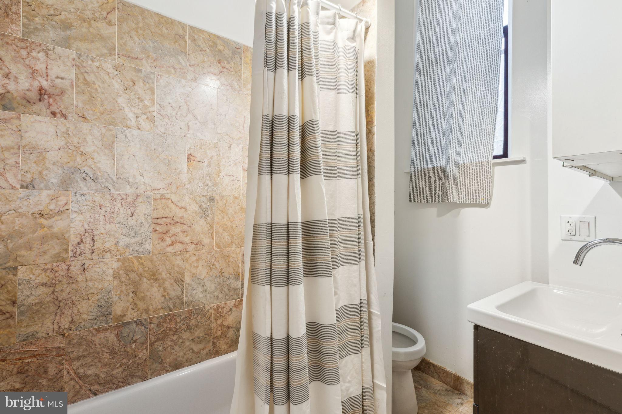 UNIVERSITY CITY - Residential Income