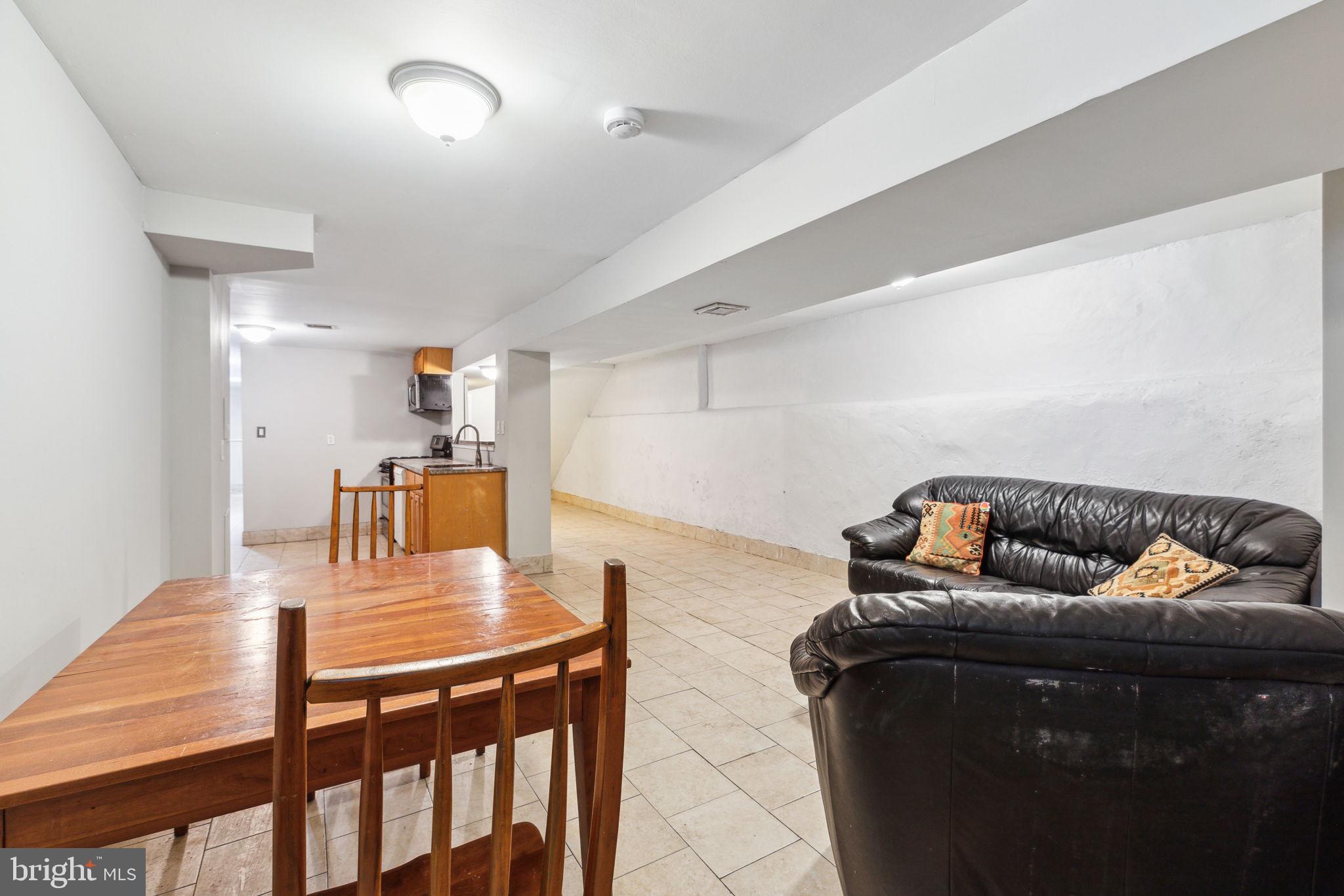 UNIVERSITY CITY - Residential Income