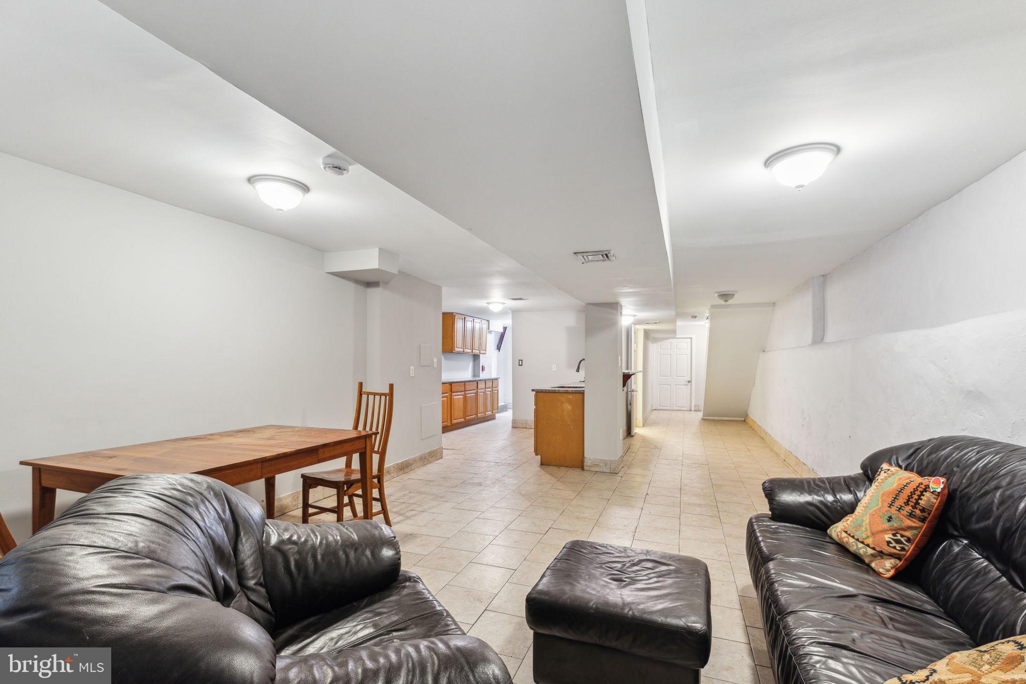 UNIVERSITY CITY - Residential Income