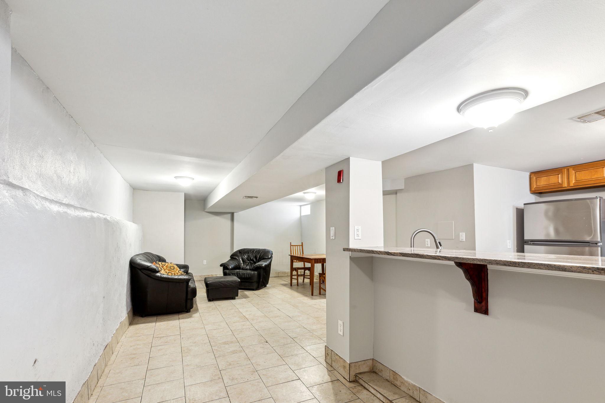 UNIVERSITY CITY - Residential Income