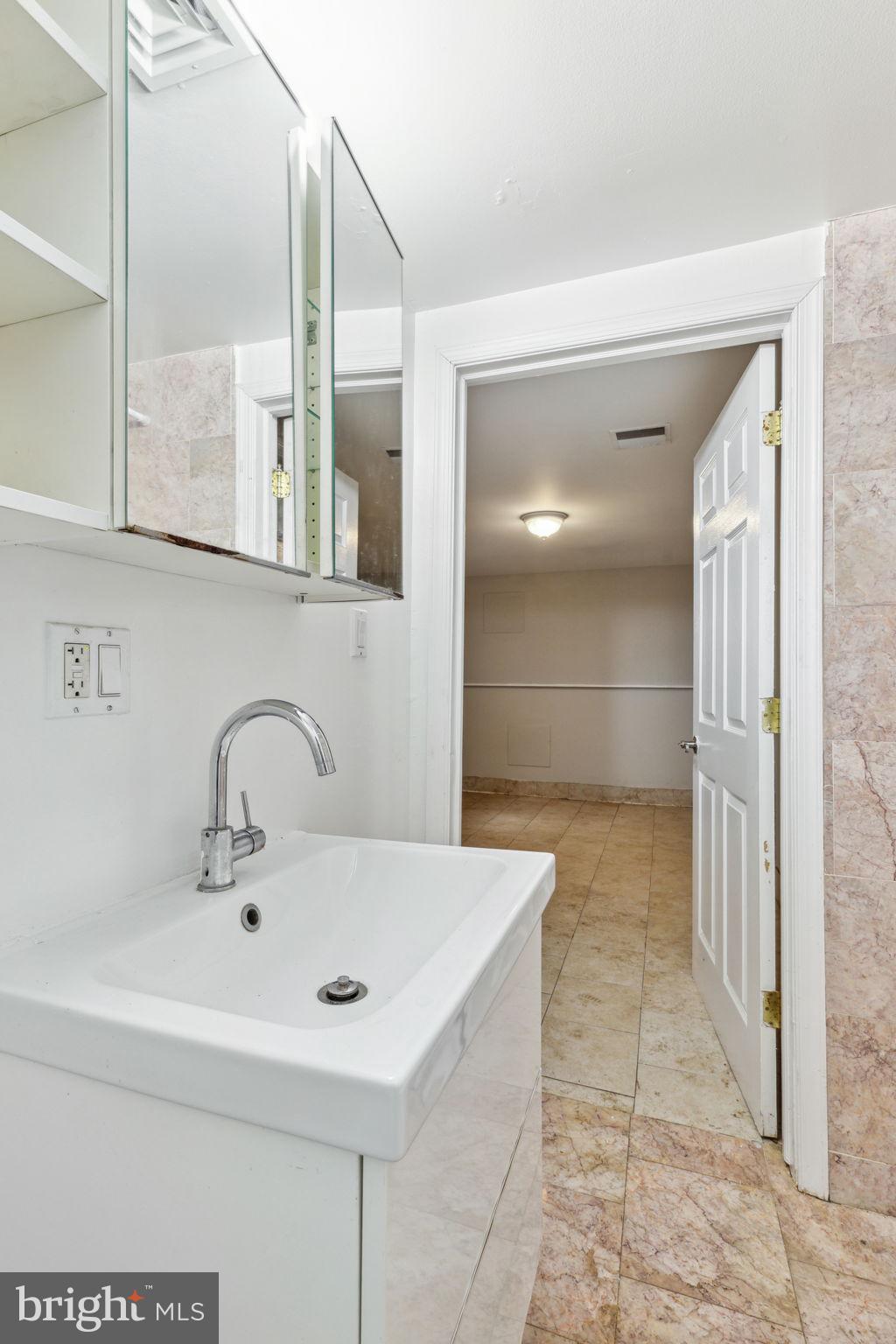 UNIVERSITY CITY - Residential Income