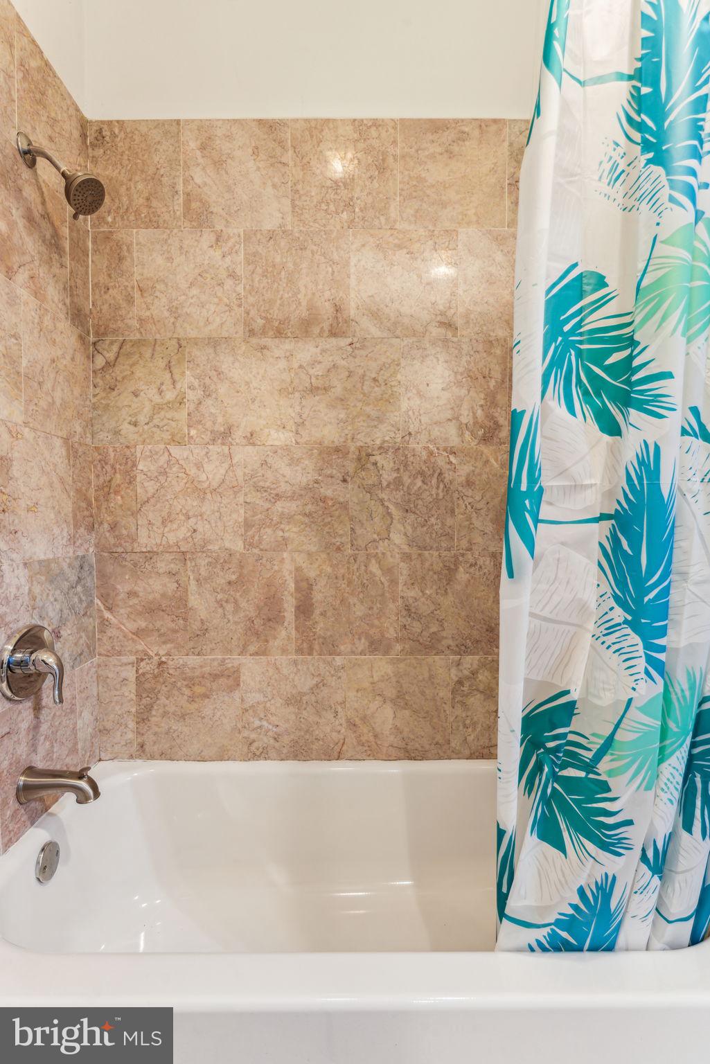 UNIVERSITY CITY - Residential Income