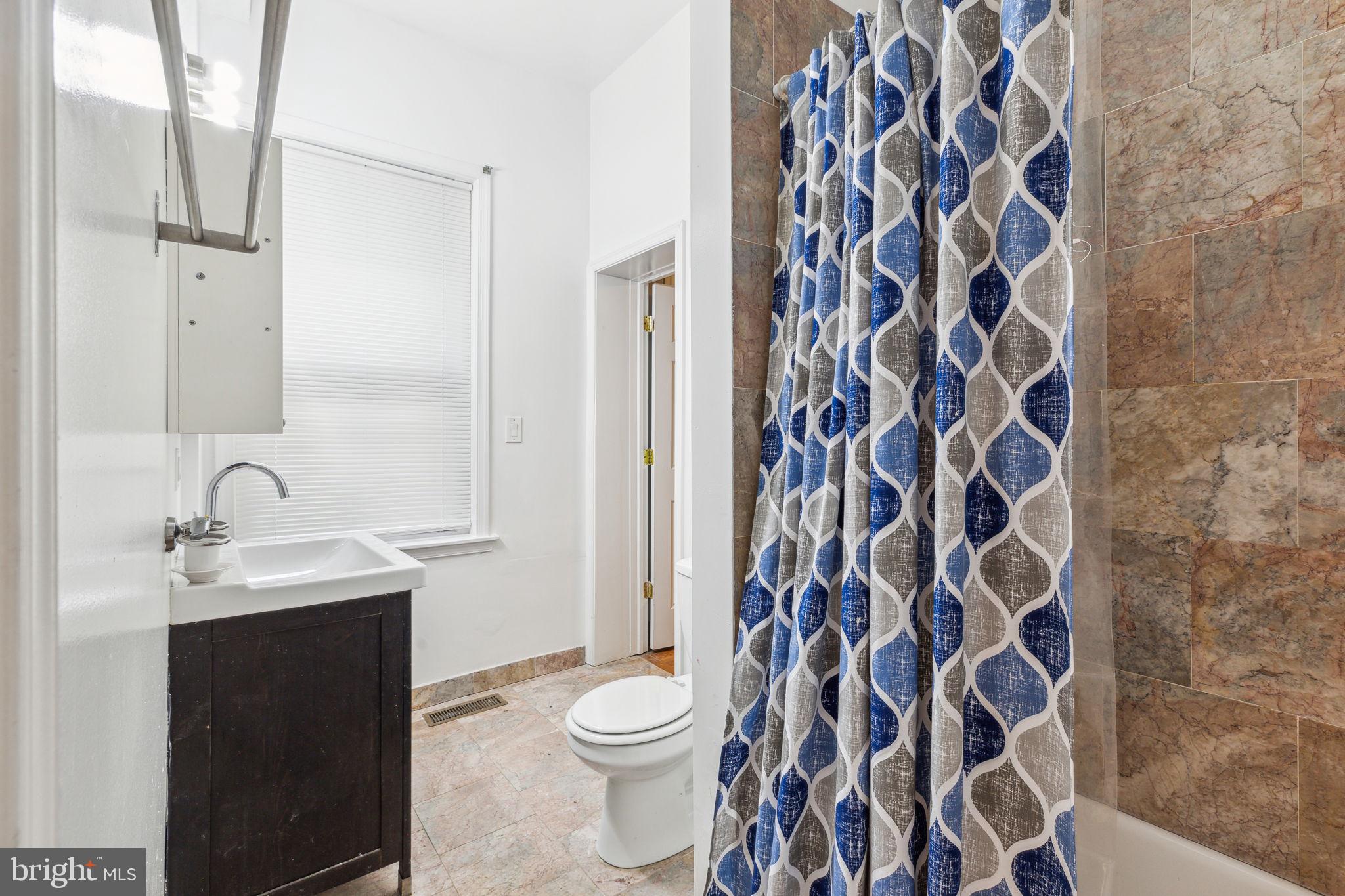 UNIVERSITY CITY - Residential Income