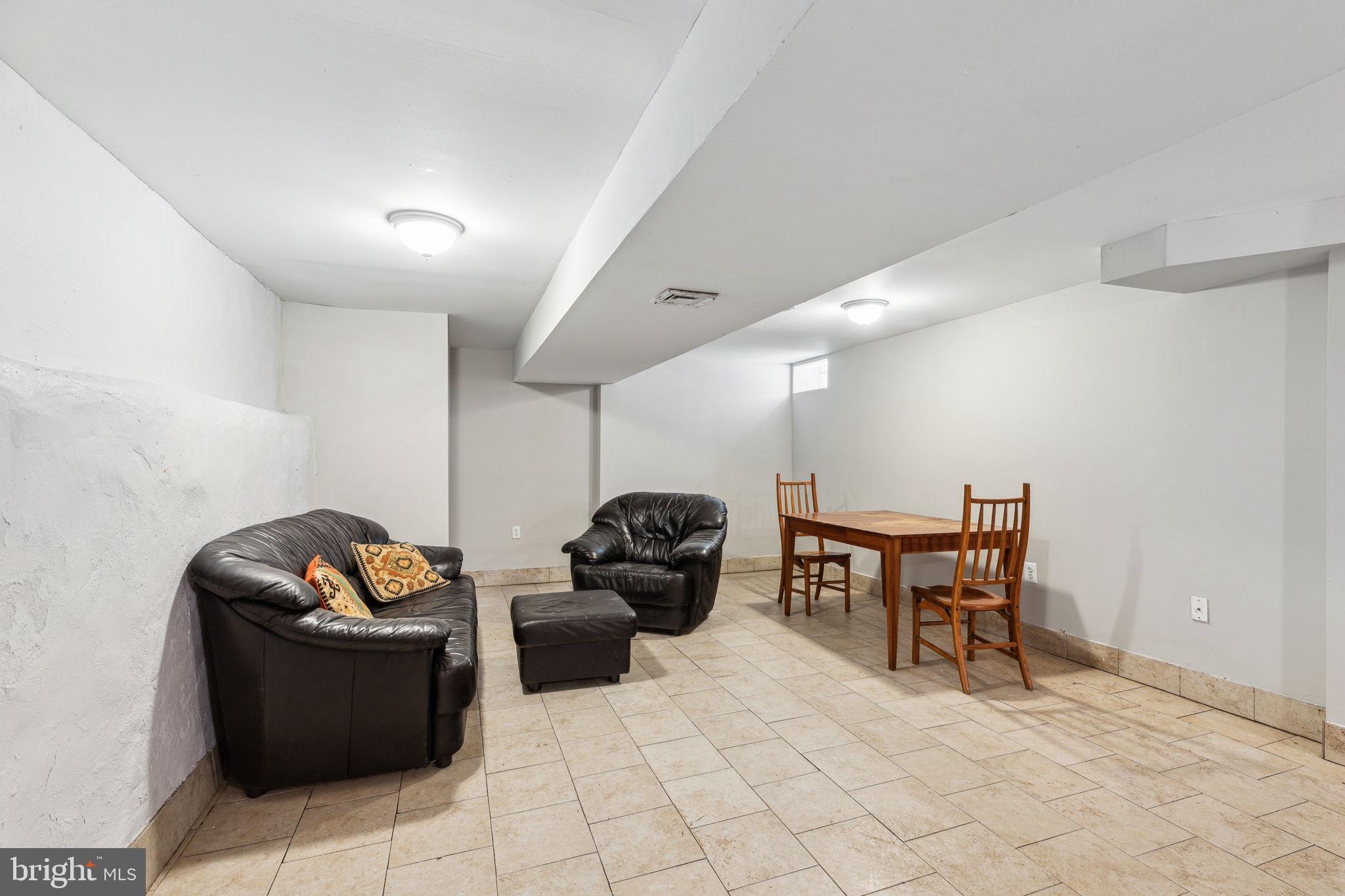 UNIVERSITY CITY - Residential Income