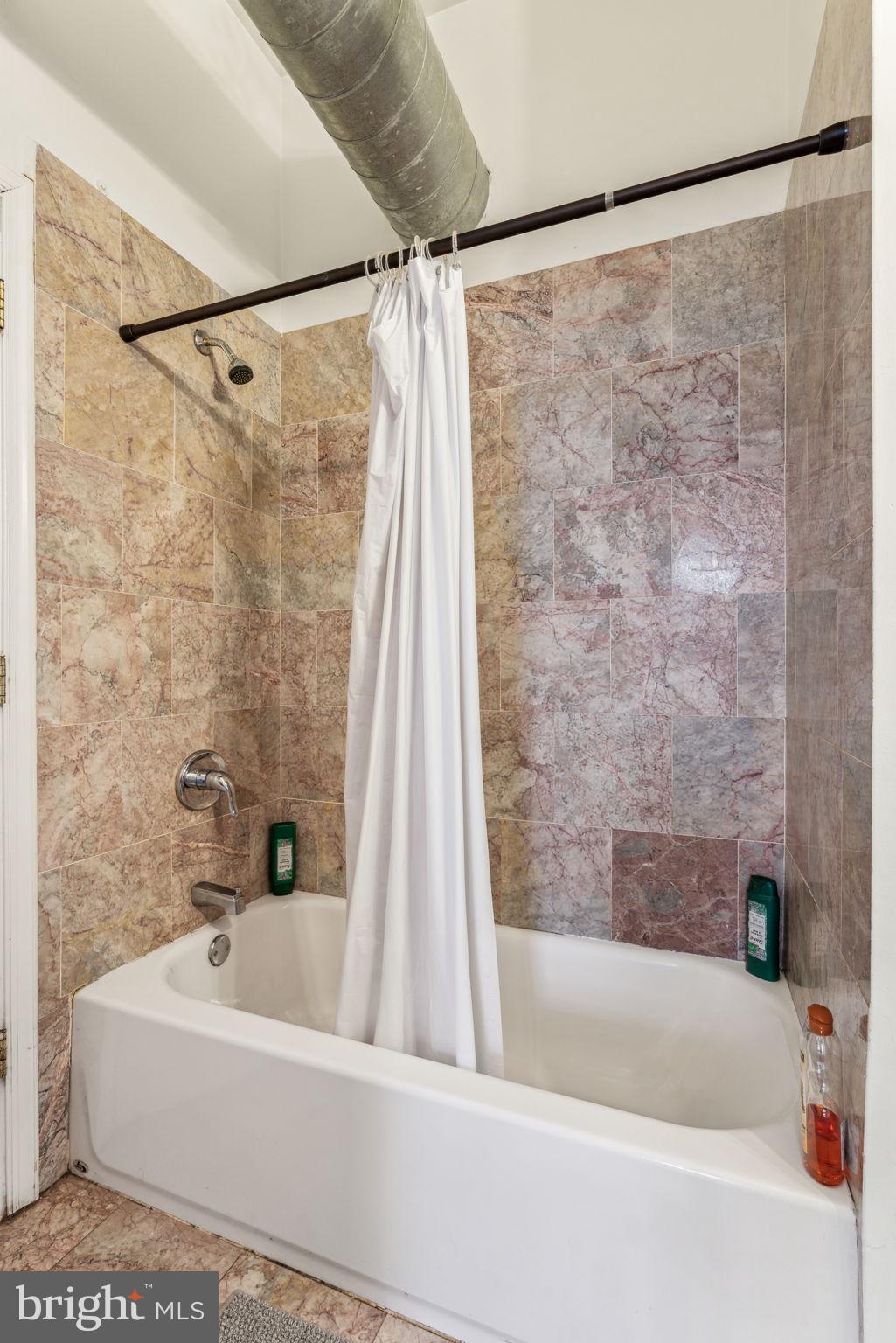 UNIVERSITY CITY - Residential Income