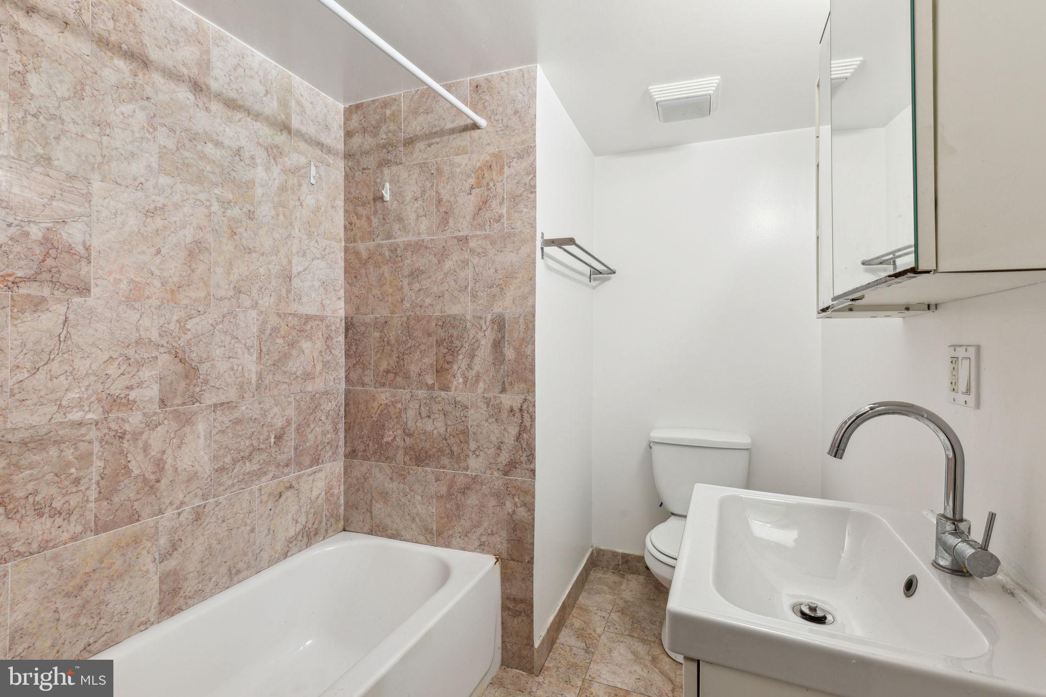 UNIVERSITY CITY - Residential Income