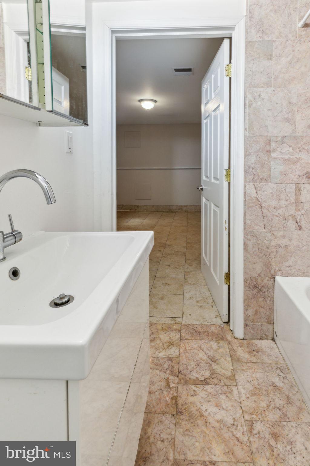 UNIVERSITY CITY - Residential Income