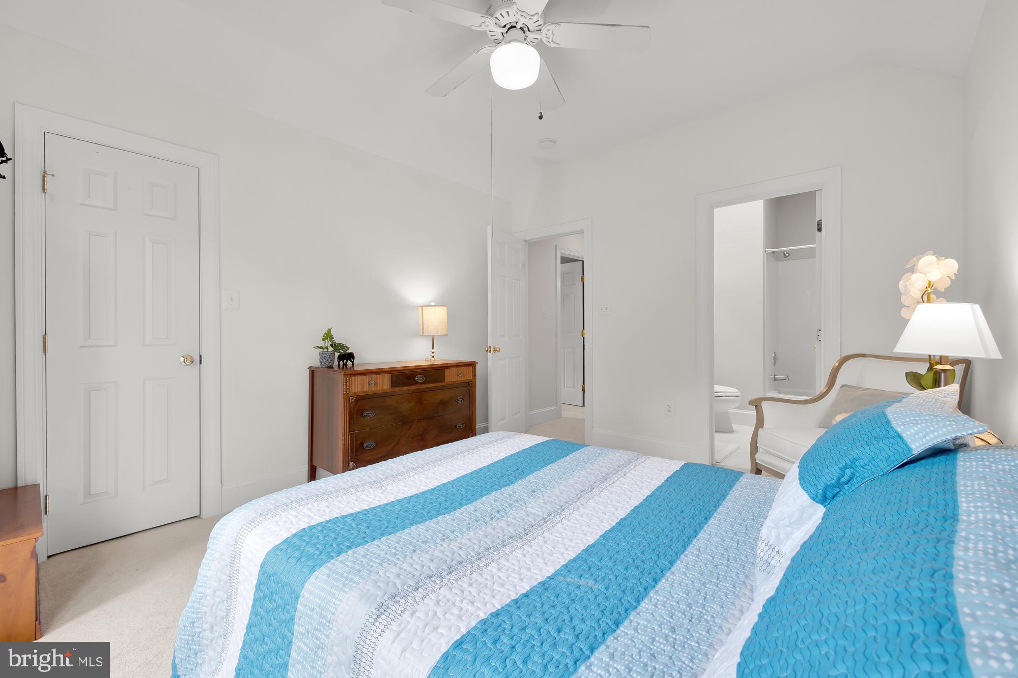 COUNTRY CLUB - Residential