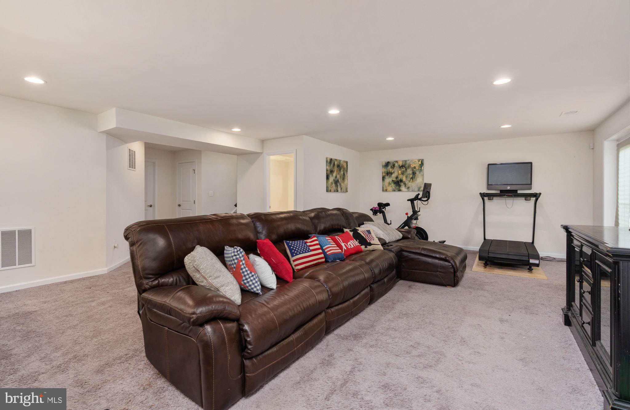 MAY'S QUARTER - Residential