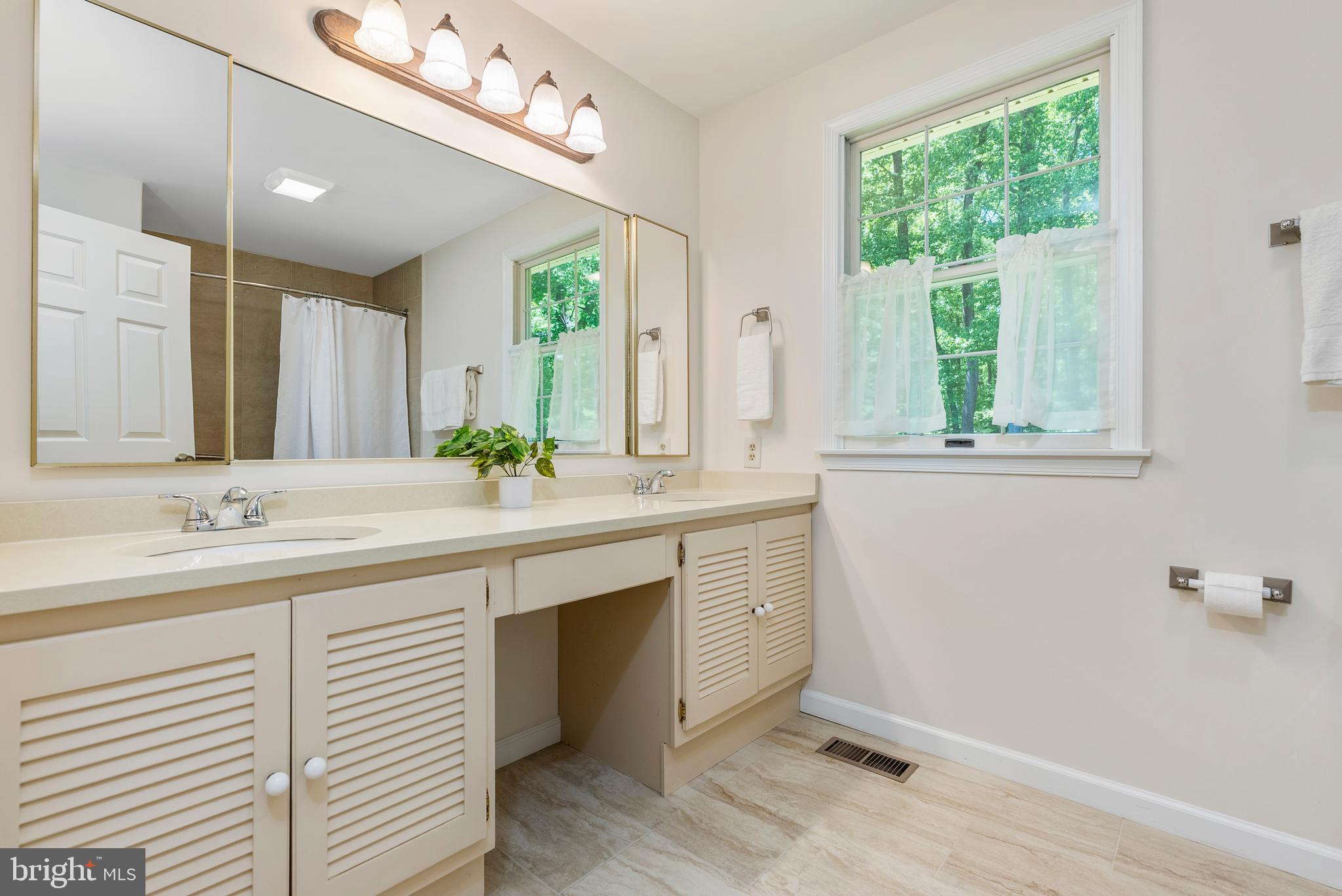 MANOR WOODS - Residential