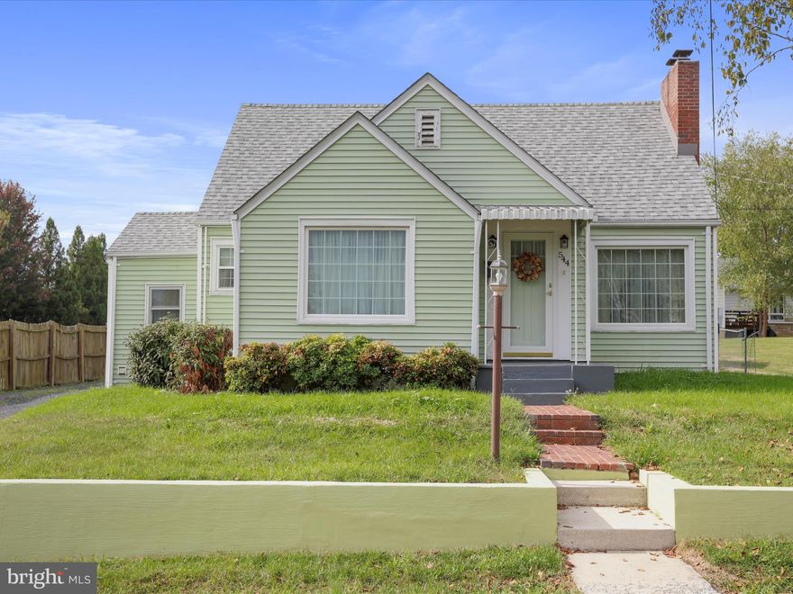 This cute and cozy 4-bedroom, 1.5-bath home sits on a generous 0.45-acre lot in Woodstock, VA. With an efficient layout, the home makes the most of its space and offers inviting charm throughout. Enjoy a manageable footprint with room to expand, garden, or relax outdoors. A great option for those looking to enjoy small-town living with easy access to local shops, schools, commuter routes, and nearby Woodstock W.O. Riley Park.