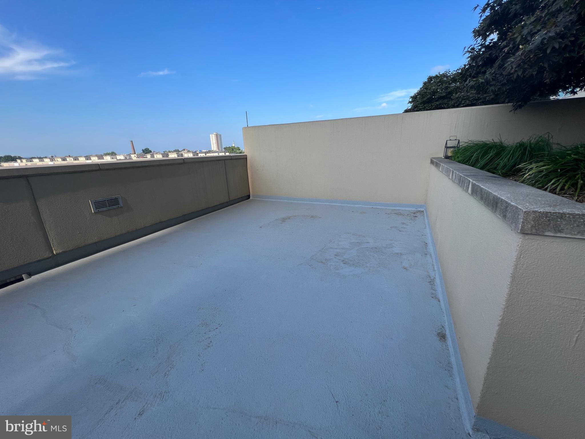 QUEEN VILLAGE - Residential