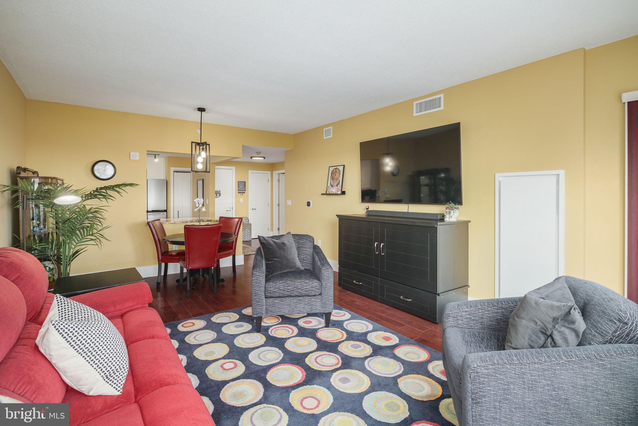 QUEEN VILLAGE - Residential