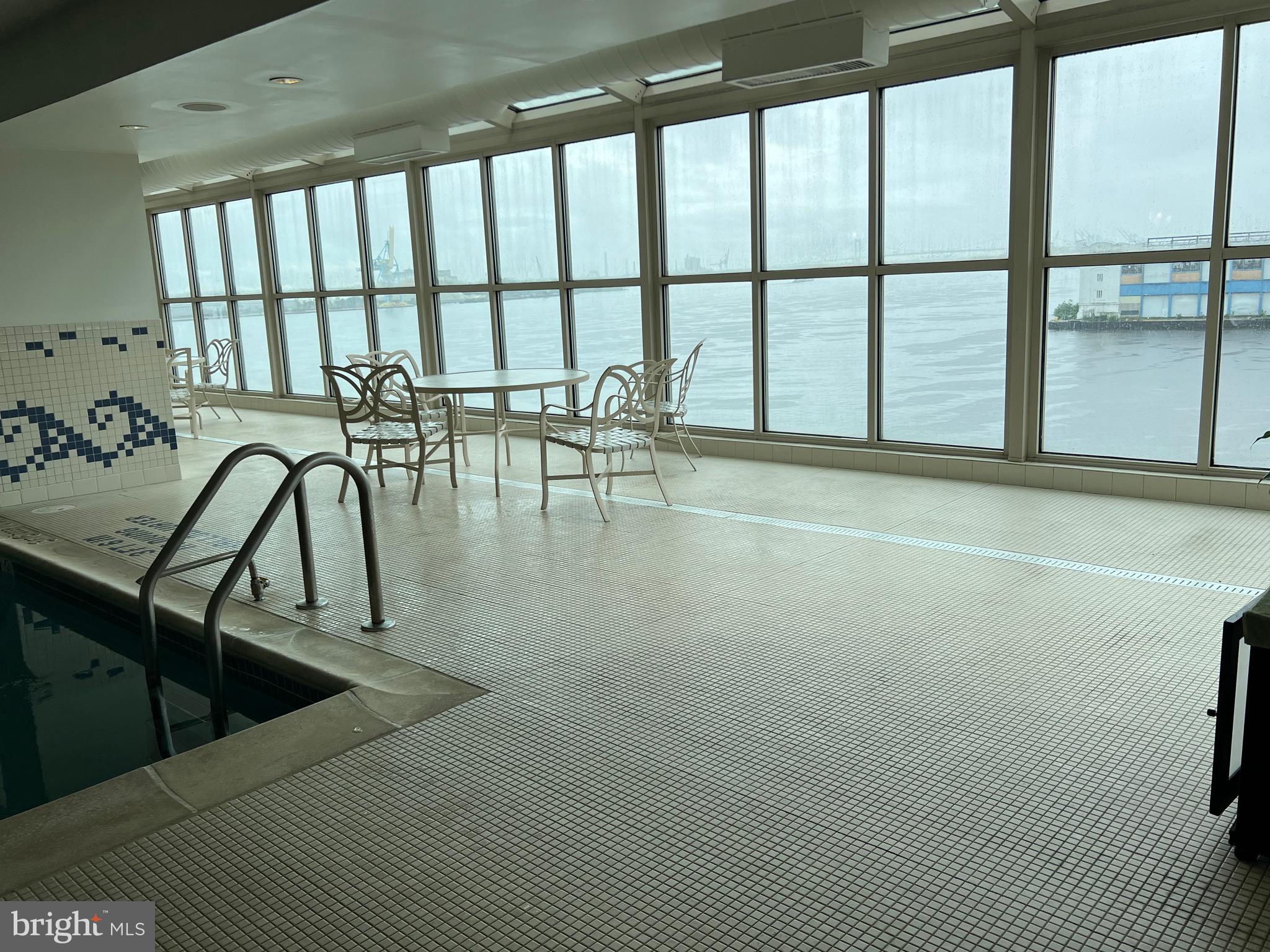 QUEEN VILLAGE - Residential