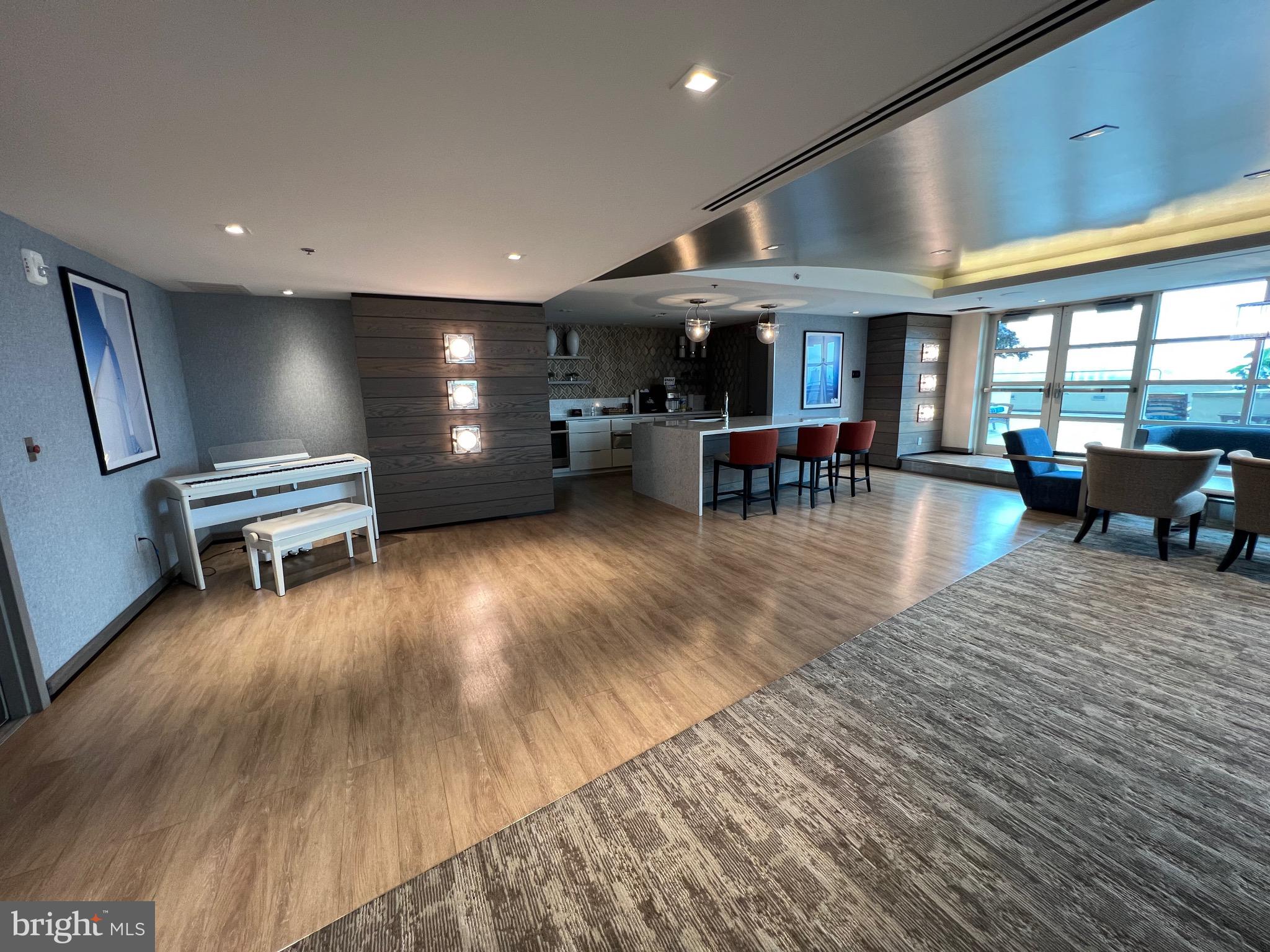 QUEEN VILLAGE - Residential